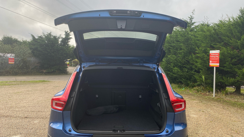 Volvo Xc40 2.0 T4 R DESIGN Pro 5dr AWD Geartronic Petrol Estate